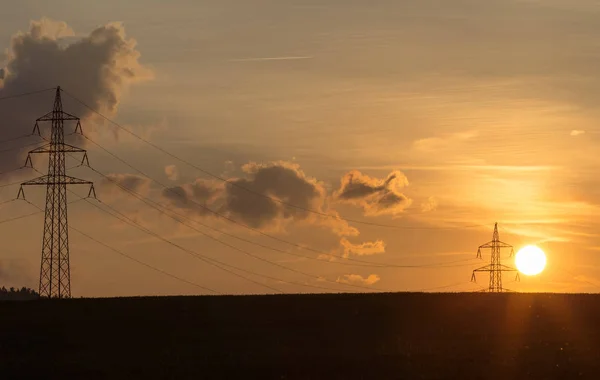Zachód Słońca Wieżą Elektryczną Wsi Letnia Scena Niebo Zmierzchu Słońcem — Zdjęcie stockowe