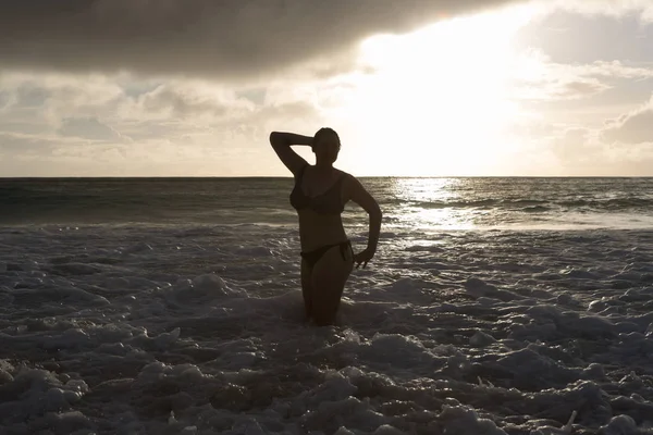 Beach Girl Ocean Sunset Doing Some Yoga — Stock Photo, Image