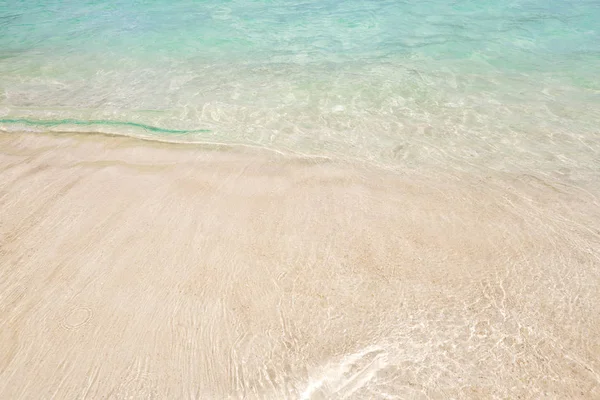 热带海滩背景 有软浪和白沙 — 图库照片