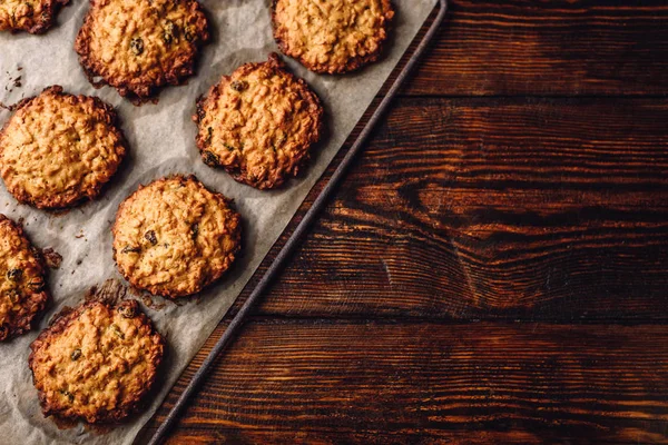 Galletas Avena Caseras Con Pasas Papel Pergamino Vista Desde Arriba — Foto de Stock