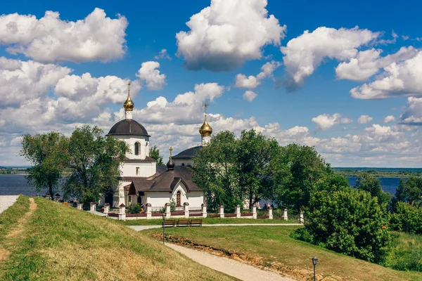 俄罗斯Sviyazhsk岛上的圣君士坦丁教堂和海伦娜教堂 夏日多云的天空 — 图库照片