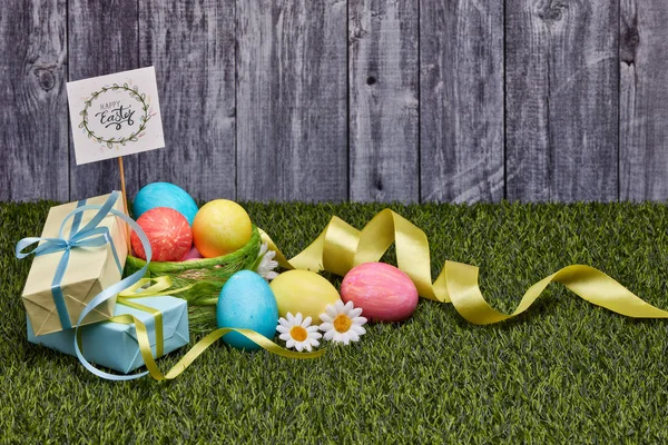 Uova Pasqua Colorate Scatole Regalo Fiori Adagiati Erba Verde Uno — Foto Stock