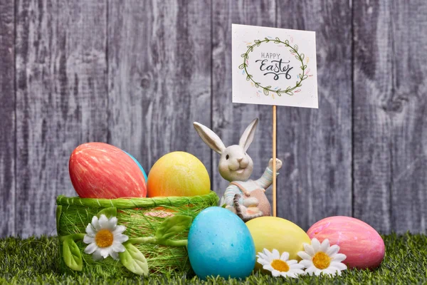 Uova Pasqua Colorate Coniglio Pasquale Fiori Adagiati Erba Verde Uno — Foto Stock