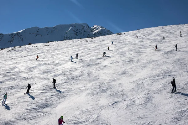 Lots Skiers Snowboarders Slope Sky Resort — Stock Photo, Image