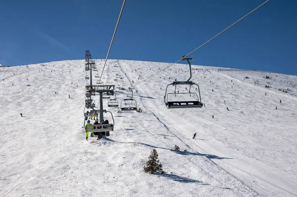 Viele Skifahrer Und Snowboarder Hang Skigebiet — Stockfoto