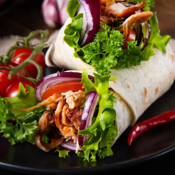 Lekkere Wraps Gevuld Met Getrokken Varkensvlees Salade — Stockfoto