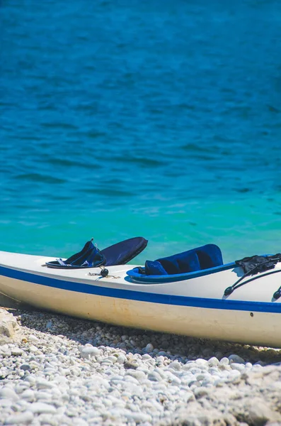 Canoagem Fundo Azul Vertical Vazio Canoa Assento Praia — Fotografia de Stock