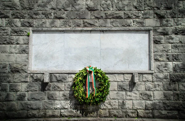 Pedra Memorial Italiano Branco Funeral Coroa Fundo Preto Branco — Fotografia de Stock