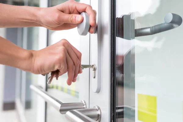 Young Woman Opening Front Door Her Apartment Building Color Toned — Stock Photo, Image