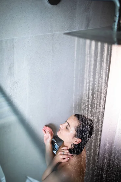 Vrouw Het Nemen Van Een Lange Warme Douche Wassen Van — Stockfoto