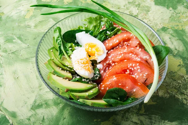 Salat Mit Spinat Avocado Gemüse Und Eiersalat — Stockfoto
