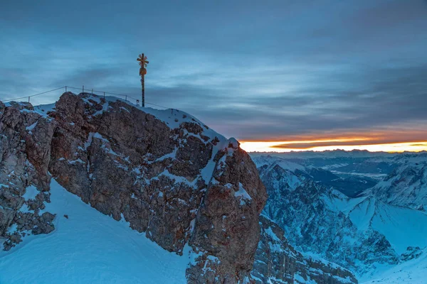 山頂クロスとZugspitze山の頂上の夜明け — ストック写真