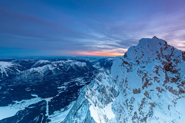 Ξημέρωμα Στην Κορυφή Του Βουνού Zugspitze Σκοπό Φωτισθεί Κοιλάδα Του — Φωτογραφία Αρχείου