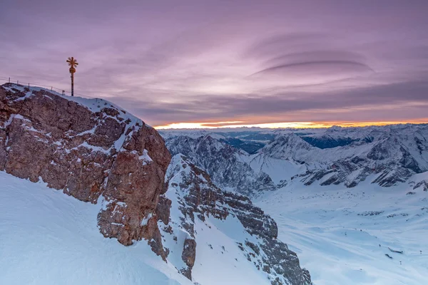 山頂クロスとZugspitze山の頂上の夜明け — ストック写真