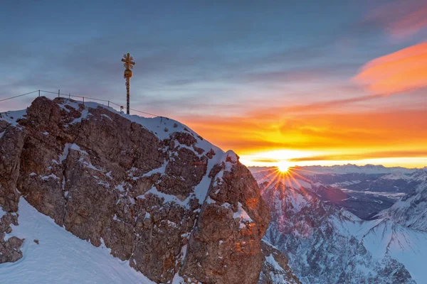 冬のZugspitze山の頂上で日の出 — ストック写真