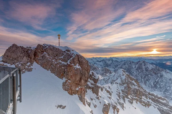 冬のZugspitze山の頂上で日の出 — ストック写真