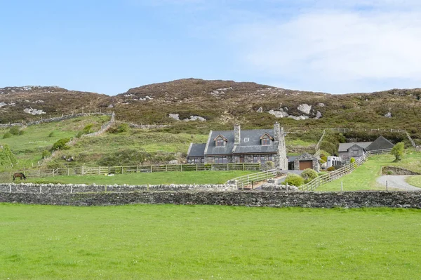 Traditionelles Haus Und Umgebende Steinmauern Westen Irlands — Stockfoto