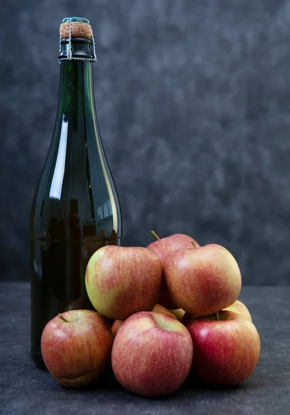 Butelkę Cydr Piękne Ekologiczne Jabłka — Zdjęcie stockowe