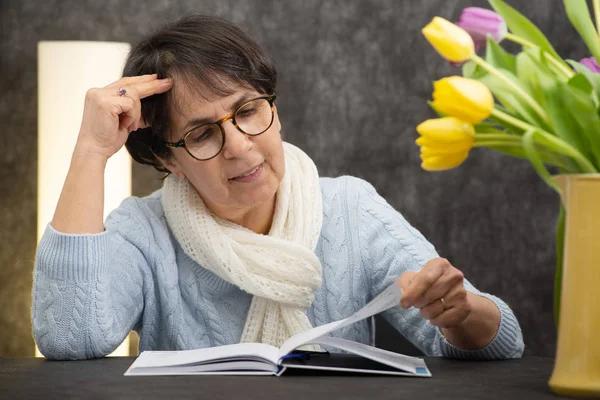 Μελαχρινή Ανώτερων Γυναίκα Γυαλιά Διαβάζοντας Ένα Βιβλίο — Φωτογραφία Αρχείου