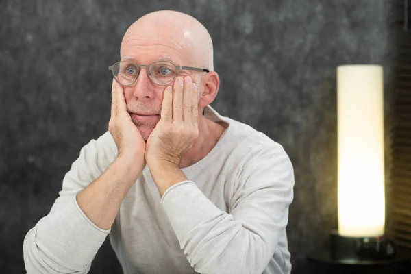 Porträtt Leende Senior Mannen Med Skägg Och Glasögon — Stockfoto