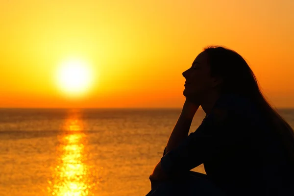 Seitenansicht Porträt Einer Frau Silhouette Beobachtet Sonne Bei Sonnenuntergang Strand — Stockfoto