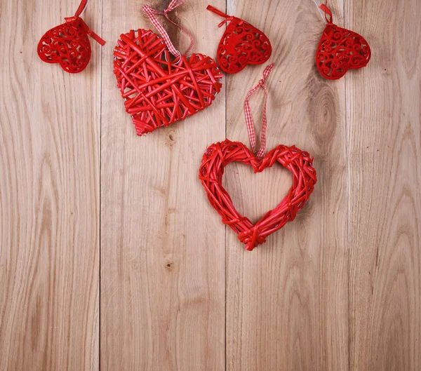 Corazones Rojos Sobre Fondo Madera Tablas Roble Espacio Para Copiar —  Fotos de Stock