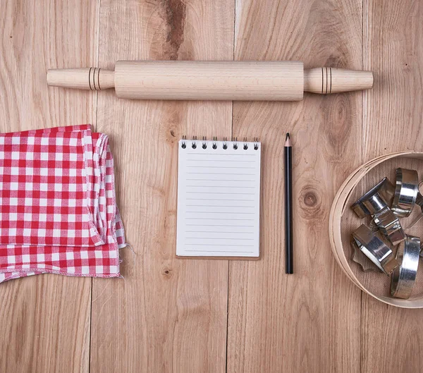 Cuaderno Abierto Una Celda Tamiz Redondo Madera Con Moldes Para — Foto de Stock