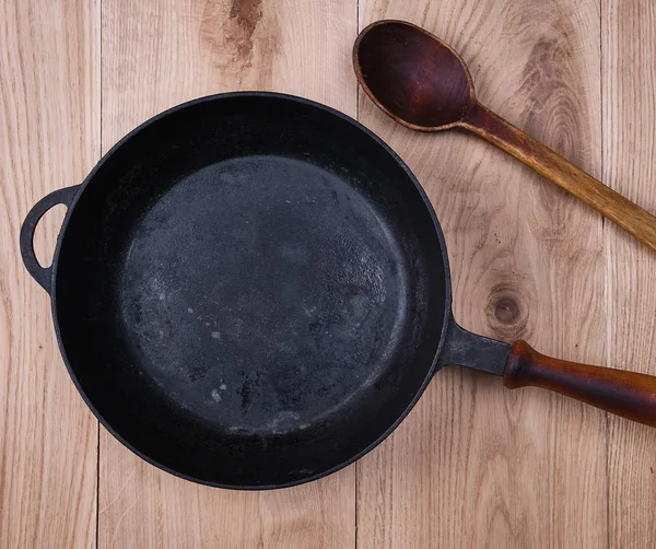 Lege Zwarte Ronde Braadpan Met Houten Handvat Een Houten Tafel — Stockfoto