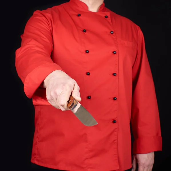 Kuchař Červených Uniformách Drží Kuchyňský Nůž Pravé Ruce Černé Pozadí — Stock fotografie