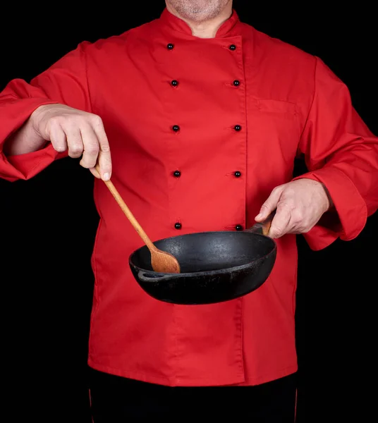 Vařit Červených Uniformách Prázdné Černé Pánev Vařečku Černém Pozadí — Stock fotografie