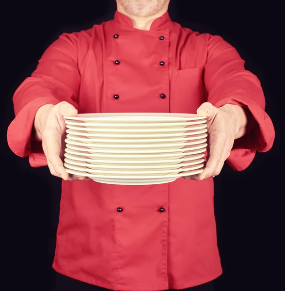Cuisinier Uniforme Rouge Tient Dans Ses Mains Une Pile Plaques — Photo
