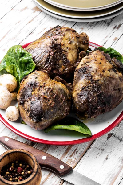 버섯과 허브와 구운된 돼지고기 — 스톡 사진