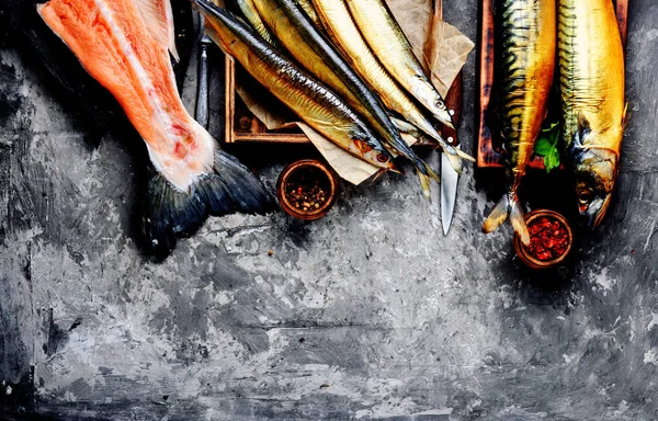 Mutfak Tahtasındaki Iştah Açıcı Balık Alaycı Uskumru — Stok fotoğraf