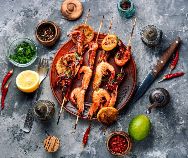 Délicieuses Crevettes Grillées Sur Brochettes Avec Citron Barbecue Crevettes Grilled — Photo