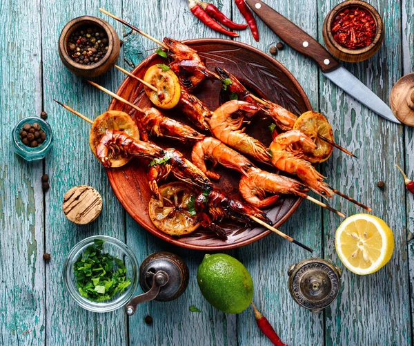 Deliciosos Camarões Assados Espetos Com Limão Churrasco Camarão Grelhado Cozinhar — Fotografia de Stock