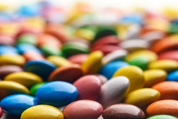 Farbige Runde Bonbons Großaufnahme Auf Dem Tisch Verstreut — Stockfoto