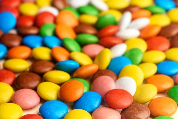 Kolorowe Okrągłe Cukierki Rozrzucone Stole Zbliżenie — Zdjęcie stockowe
