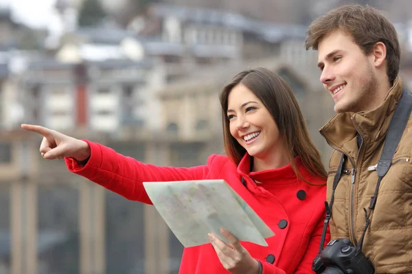 Feliz Pareja Turistas Sosteniendo Mapa Papel Apuntando Hacia Calle Pueblo —  Fotos de Stock