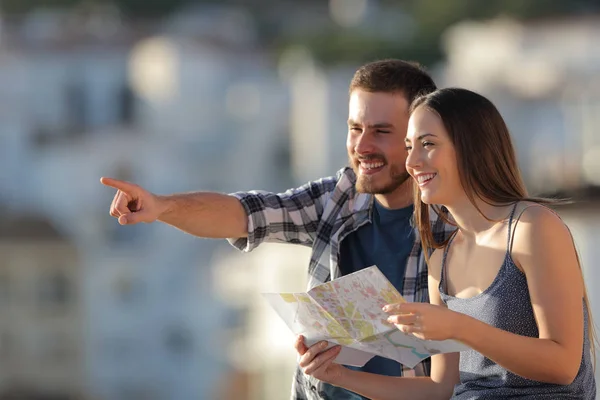 Coppia Felice Turisti Con Mappa Cartacea Che Puntano Lontano Una — Foto Stock