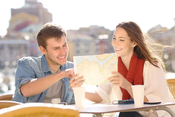 Pareja Turistas Encontrando Locaton Mapa Una Cafetería Una Ciudad Costera —  Fotos de Stock