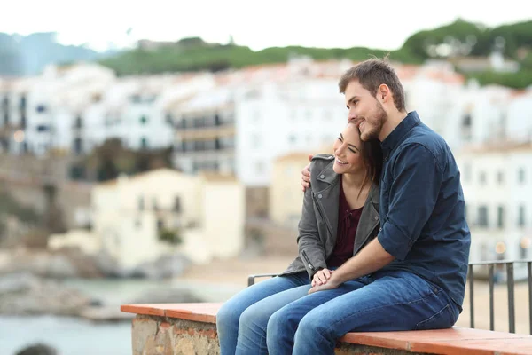 Pareja Feliz Enamorada Contemplando Vistas Una Cornisa Con Pueblo Terreno —  Fotos de Stock