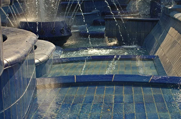 Brunnen Aus Blauen Keramikfliesen Mit Herumspritzendem Wasser — Stockfoto