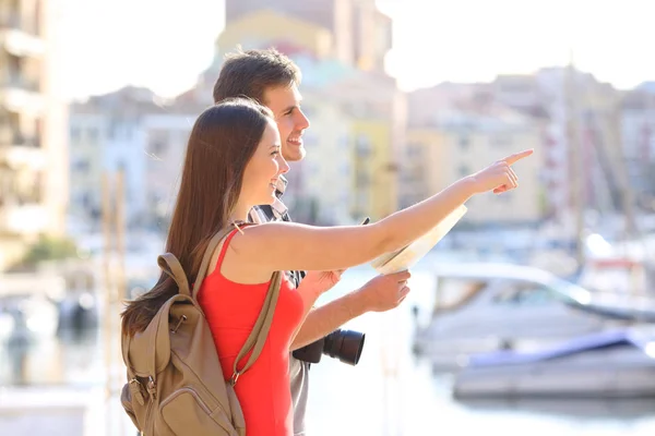 Coppia Felice Turisti Che Puntano Punti Riferimento Vacanza Una Città — Foto Stock