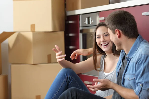 Sonriente Pareja Mudándose Casa Hablando Suelo Cocina — Foto de Stock