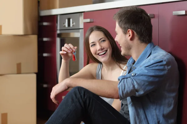 Inquilinos Felices Mostrando Nuevas Llaves Casa Sentados Suelo Cocina — Foto de Stock