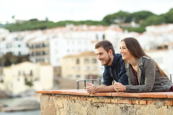 Счастливая Пара Созерцает Виды Балкона Отдых Прибрежном Городке — стоковое фото