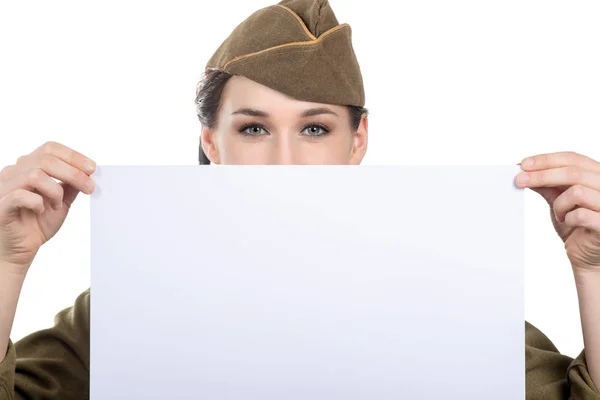 Una Joven Vestida Con Uniforme Militar Wwii Mostrando Letrero Vacío —  Fotos de Stock