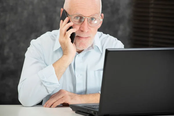 Mogen Affärsman Med Skägg Talar Med Telefon Kontoret — Stockfoto