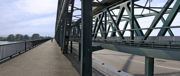 オーストリアのトルンにあるドナウ川を渡る道路橋のボルトでねじ込まれた鉄骨造の歩道と自転車道 — ストック写真