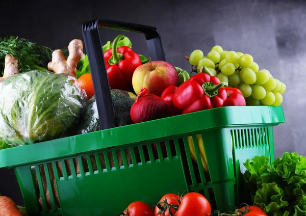 Frutas Legumes Orgânicos Frescos Cesto Compras Plástico — Fotografia de Stock